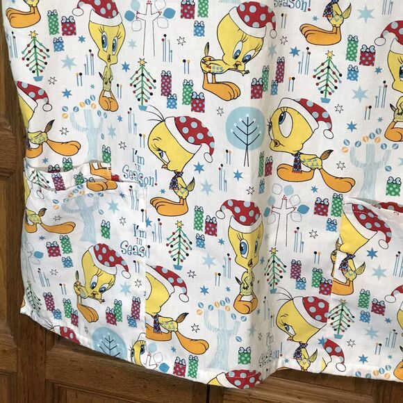 Looney Tunes Scrub Women's M Tweety Bird I'm in Season Christmas SS 3 Pocket Top - Picture 6 of 13